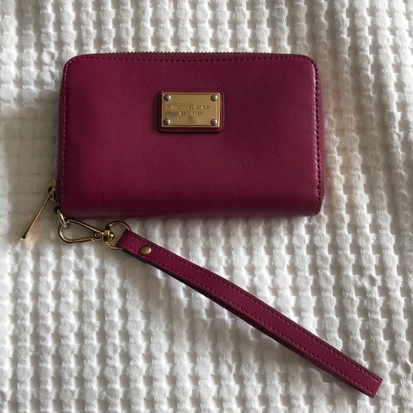Michael Kors Handbags - Michael Kors wristlet
